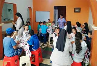 Las Comunidad de Hermanas Tere- sitas compartiendo con los niños y sus familias en las    instalaciones de la Casa Taller.
